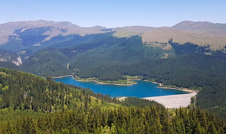 Lacul Bolboci din Muntii Bucegi. Locul superb din inima muntilor.