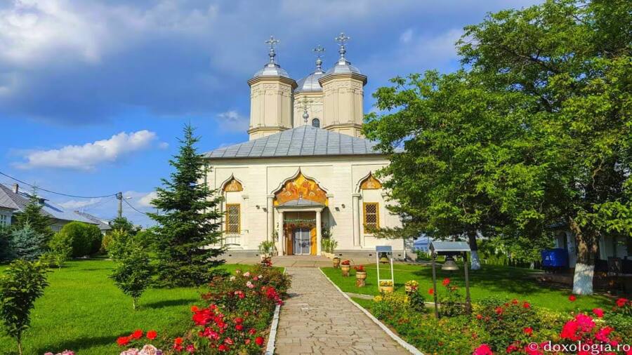 Locuri de vizitat langa Bucuresti - Manastirea Pasarea