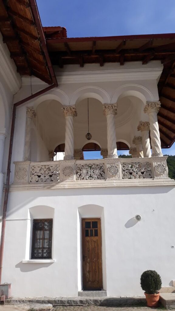 Arhitectura Neoromaneasca la Manastirea Sambata de Sus