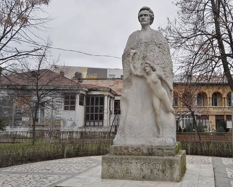 Statuia lui Mihai Eminescu - Obiective turistice Galati