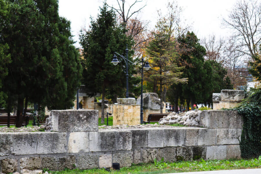 Zidul de incinta al Cetatii Tomis - Locuri de vizitat in Constanta